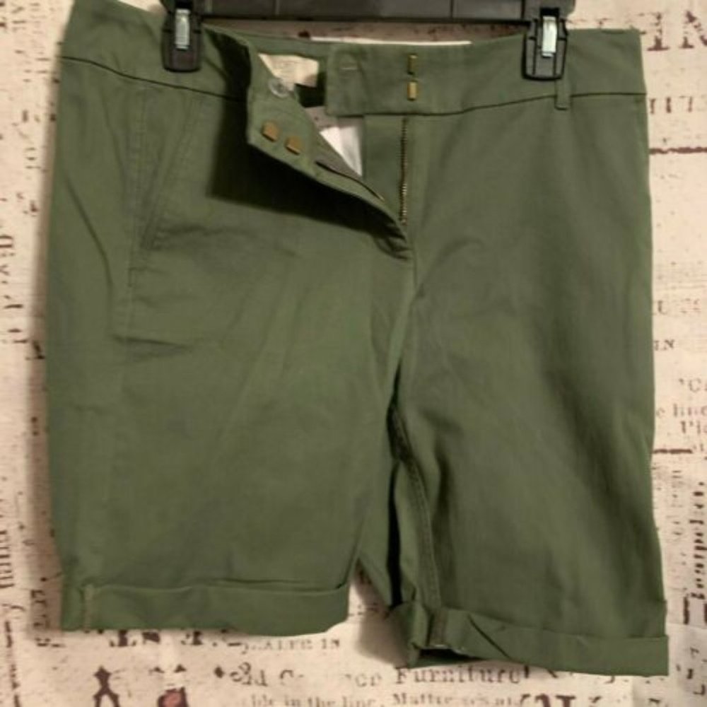 COPY - NEW ANN TAYLOR GREEN BERMUDA SHORTS